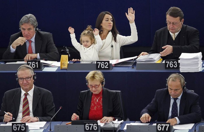 Mẹ nào, con nấy: Licia Ronzulli, thành viên Ý của Nghị viện châu Âu cùng con gái Victoria giơ tay biểu quyết trong một phiên họp của Nghị viện châu Âu ở Strasbourg, Pháp hôm 23/10.